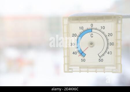 Außenthermometer mit extrem kalten Temperaturen. Winterkälte in Sibirien. Selsius-Skala. Platz kopieren. 45 Grad unter Null. Wettervorhersage. Klimawandel. Stockfoto