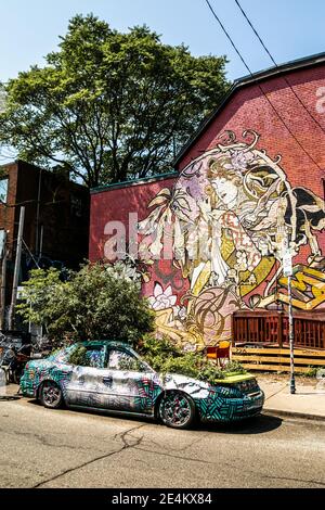 Toronto, Kanada - 26/07/2019 - Wonderful Mural and parked Car verwandelte sich in einen Graffiti-Garten, in Kensington Market Stockfoto