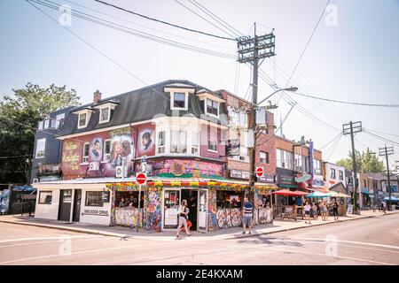 Toronto, Kanada - 26/07/2019 - die Außenseite eines farbigen Gebäudes in Kensington Market Stockfoto