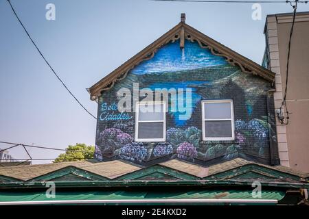 Toronto, Kanada - 26/07/2019 - die Außenseite eines farbigen Gebäudes in Kensington Market Stockfoto