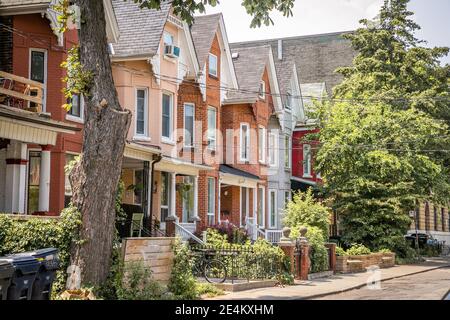 Toronto, Kanada - 26/07/2019 - Vintage Backstein Häuser in einer Linie auf dem Bürgersteig in Kensington Market Stockfoto