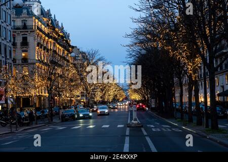Weihnachtsbeleuchtung auf der Avenue Montaigne - Paris, Frankreich Stockfoto