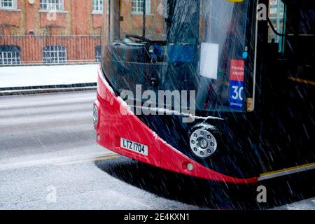 Kennington Park, London, Großbritannien. Januar 2021. Der Londoner Bus wartet an der Bushaltestelle, nachdem er wegen Schneestauung in London, Großbritannien, außer Betrieb genommen wurde. Quelle: Harrison Hodgkins/Alamy Live News. Stockfoto