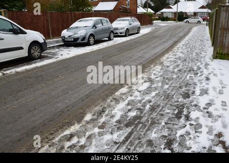 Slush auf einer Straße nach Schnee am 24. januar 2021 in Horley Surrey in Großbritannien. Stockfoto