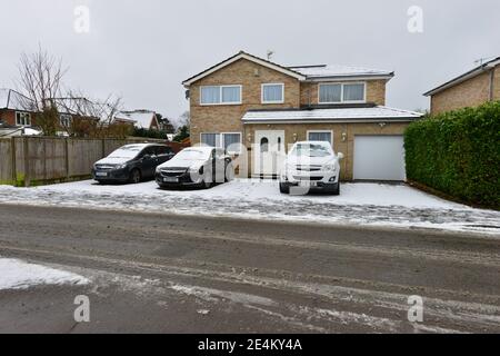Ein schneebedecktes Haus am 24. Januar 2021 in Horley, Surrey in Großbritannien. Stockfoto