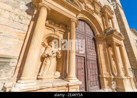 Mönch mit Kind in Waffen Statue in barocken Außentür der Pfarrei Santa Ana, Wahrzeichen und Denkmal in Penaranda de Duero, Burgos, Kastilien und Leon, Stockfoto