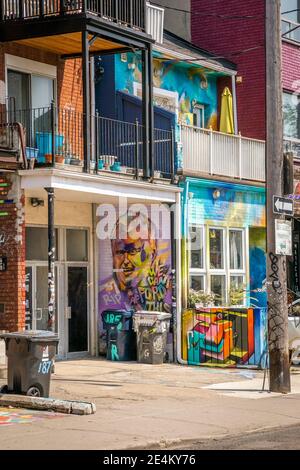 Toronto, Kanada - 26/07/2019 - die Außenseite eines farbigen Gebäudes in Kensington Market Stockfoto