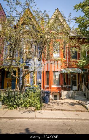 Toronto, Canada - 26/07/2019 - Farbiges Haus in einer Linie in Kensington Market, Bäume auf den Gehwegen Stockfoto