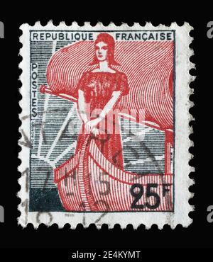 In Frankreich gedruckte Briefmarke zeigt Marianne im Boot, Serie, um 1959 Stockfoto