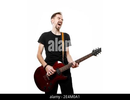 Gitarrist spielt und singt laut auf isoliertem weißem Hintergrund Stockfoto