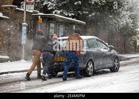 PIC Shows; Autos mussten schieben und ein Londoner Bus rutschte gefährlich] dichter Schneesturm trifft die Hauptstadt 24.1.21 hier in Highgate North London p Stockfoto