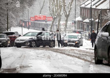 PIC Shows; Autos mussten schieben und ein Londoner Bus rutschte gefährlich] dichter Schneesturm trifft die Hauptstadt 24.1.21 hier in Highgate North London p Stockfoto