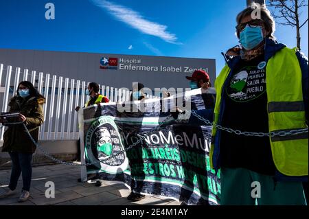 Madrid, Spanien. Januar 2021. Menschen protestierten während einer Demonstration gegen die erzwungene Überführung von Gesundheitspersonal in das neue Notkrankenhaus Isabel Zendal. Die Demonstranten protestieren gegen die Bewältigung der Krise des Coronavirus (COVID-19) durch die Regionalpräsidentin von Madrid Isabel Diaz Ayuso und auch gegen die Unsicherheit der Beschäftigten im Gesundheitswesen während der Pandemie. Quelle: Marcos del Mazo/Alamy Live News Stockfoto