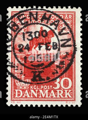 In Dänemark gedruckte Briefmarke zeigt Statue von König Frederik V. vor Schloss Amalienborg, Serie 1000 Jahre Dänisches Königreich, um 1955 Stockfoto