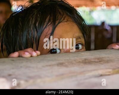 Iquitos, Peru - Dez 2019: Porträt eines kleinen Mädchens – einer Bewohnerin Perus. Yagua Stamm, Nativa Yahuas Comunidad. Amazonien, Lateinamerika. Stockfoto