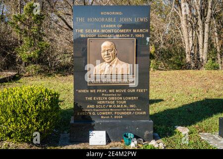 Denkmal zu Ehren des verstorbenen Bürgerrechtführers John Lewis, der 1965 zusammen mit Dr. Martin Luther King, Jr. von Montgomery nach Selma, Alabam, marschierte. Stockfoto