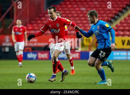 Charlton Athletic's Liam Millar (links) und Swindon Town's Matt Palmer in Aktion während des Sky Bet League One Matches im Valley, London. Bilddatum: Samstag, 23. Januar 2021. Stockfoto