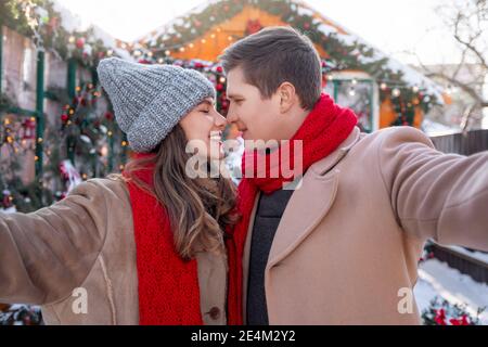 Fröhliche junge Paar Bonding und Selfie im Freien Stockfoto
