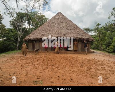 Iquitos, Peru- Dez 209: Yagua Indianer in seiner lokalen Tracht. Lateinamerika. Yagua, Nativa Yahuas Comunidad. Stockfoto