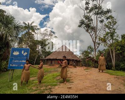 Iquitos, Peru- Dez 209: Yagua Indianer in seiner lokalen Tracht. Lateinamerika. Yagua, Nativa Yahuas Comunidad. Stockfoto