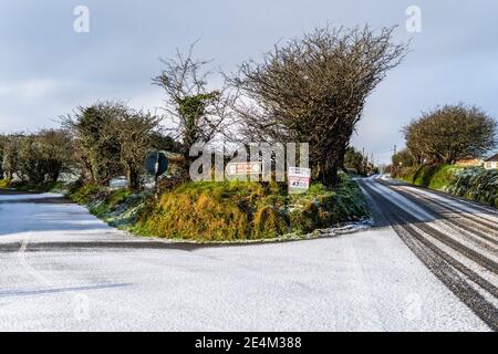 Clonakilty, West Cork, Irland. Januar 2021. West Cork wurde von starkem Schnee über Nacht und heute getroffen. Es gab Schnee auf den Straßen in der Nähe von Clonakilty. Quelle: AG News/Alamy Live News Stockfoto