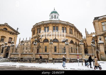 Oxford, Oxfordshire, Großbritannien. Januar 2021, 24. Das Sheldonian Theater. Mehrere Zentimeter Schnee fallen in Oxford. Das Stauben von Schnee über die historischen Gebäude von Oxford zieht Massen trotz der Sperre an, Credit: Sidney Bruere/Alamy Live News Stockfoto