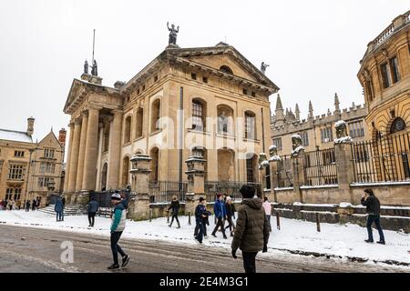 Oxford, Oxfordshire, Großbritannien. Januar 2021, 24. Mehrere Zentimeter Schnee fallen in Oxford. Das Stauben von Schnee über die historischen Gebäude von Oxford zieht Massen trotz der Sperre an, Credit: Sidney Bruere/Alamy Live News Stockfoto