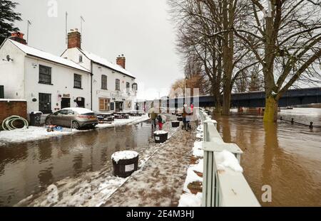 Das Plough Inn in Upton upon Severn ist durch Hochwasserbarrieren nach nächtlichen Schneefällen in Worcestershire geschützt. Bilddatum: Sonntag, 24. Januar 2021. Stockfoto