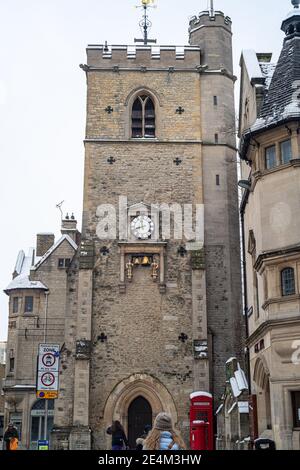 Oxford, Oxfordshire, Großbritannien. Januar 2021, 24. Carfax Tower in der Cornmarket Street. Mehrere Zentimeter Schnee fallen in Oxford. Das Stauben von Schnee über die historischen Gebäude von Oxford zieht Massen trotz der Sperre an, Credit: Sidney Bruere/Alamy Live News Stockfoto