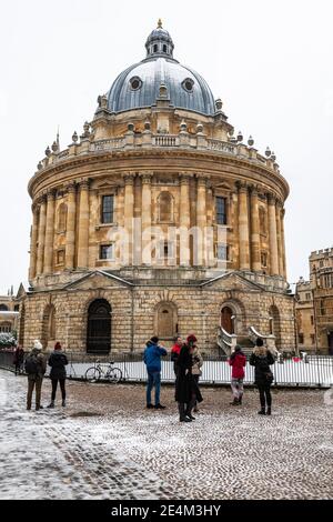 Oxford, Oxfordshire, Großbritannien. Januar 2021, 24. Die Leute fotografieren die Radcliffe Kamera im Schnee. Mehrere Zentimeter Schnee fallen in Oxford. Das Stauben von Schnee über die historischen Gebäude von Oxford zieht Massen trotz der Sperre an, Credit: Sidney Bruere/Alamy Live News Stockfoto