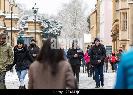 Oxford, Oxfordshire, Großbritannien. Januar 2021, 24. Catte Street. Mehrere Zentimeter Schnee fallen in Oxford. Das Stauben von Schnee über die historischen Gebäude von Oxford zieht Massen trotz der Sperre an, Credit: Sidney Bruere/Alamy Live News Stockfoto