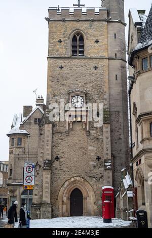 Oxford, Oxfordshire, Großbritannien. Januar 2021, 24. Carfax Tower in der Cornmarket Street. Mehrere Zentimeter Schnee fallen in Oxford. Das Stauben von Schnee über die historischen Gebäude von Oxford zieht Massen trotz der Sperre an, Credit: Sidney Bruere/Alamy Live News Stockfoto