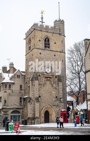 Oxford, Oxfordshire, Großbritannien. Januar 2021, 24. Carfax Tower in der Cornmarket Street. Mehrere Zentimeter Schnee fallen in Oxford. Das Stauben von Schnee über die historischen Gebäude von Oxford zieht Massen trotz der Sperre an, Credit: Sidney Bruere/Alamy Live News Stockfoto