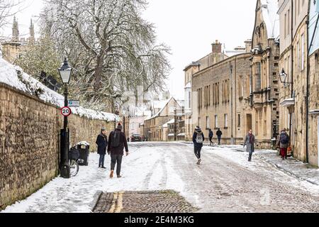 Oxford, Oxfordshire, Großbritannien. Januar 2021, 24. Merton Street. Mehrere Zentimeter Schnee fallen in Oxford. Das Stauben von Schnee über die historischen Gebäude von Oxford zieht Massen trotz der Sperre an, Credit: Sidney Bruere/Alamy Live News Stockfoto