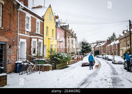 Oxford, Oxfordshire, Großbritannien. Januar 2021, 24. Bunte Häuser auf Walton Crescent, Jericho. Mehrere Zentimeter Schnee fallen in Oxford. Das Stauben von Schnee über die historischen Gebäude von Oxford zieht Massen trotz der Sperre an, Credit: Sidney Bruere/Alamy Live News Stockfoto