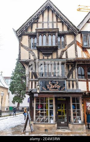 Oxford, Oxfordshire, Großbritannien. Januar 2021, 24. Nr. 28 Cornmarket Street. Mehrere Zentimeter Schnee fallen in Oxford. Das Stauben von Schnee über die historischen Gebäude von Oxford zieht Massen trotz der Sperre an, Credit: Sidney Bruere/Alamy Live News Stockfoto