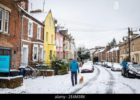 Oxford, Oxfordshire, Großbritannien. Januar 2021, 24. Bunte Häuser auf Walton Crescent, Jericho. Mehrere Zentimeter Schnee fallen in Oxford. Das Stauben von Schnee über die historischen Gebäude von Oxford zieht Massen trotz der Sperre an, Credit: Sidney Bruere/Alamy Live News Stockfoto