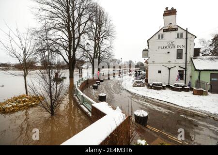 Das Plough Inn in Upton upon Severn ist durch Hochwasserbarrieren nach nächtlichen Schneefällen in Worcestershire geschützt. Bilddatum: Sonntag, 24. Januar 2021. Stockfoto