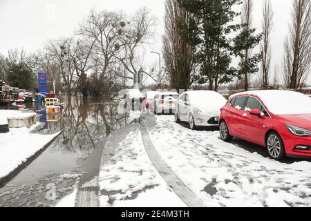 Die Straße ist wegen Überschwemmungen in Upton upon Severn nach nächtem Schneefall in Worcestershire gesperrt. Bilddatum: Sonntag, 24. Januar 2021. Stockfoto