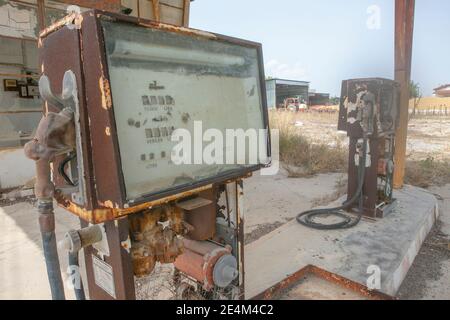 Aboned Tankstelle in einem abgelegenen Dorf in Nordzypern. Stockfoto