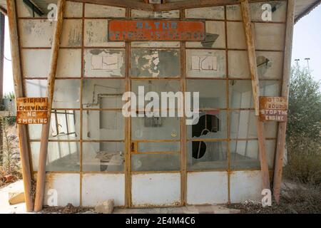 Aboned Tankstelle in einem abgelegenen Dorf in Nordzypern. Stockfoto