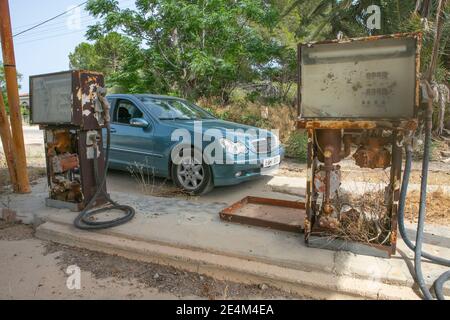 Aboned Tankstelle in einem abgelegenen Dorf in Nordzypern. Stockfoto