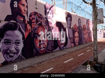 Madrid, Spanien. Januar 2021. Bürgerkundgebung fordert die Pflege des feministischen Wandbildes des städtischen Sportzentrums im Viertel La Concepcion. Jose del Hierro Straße, Madrid, Spanien. Kredit: EnriquePSans / Alamy Live Nachrichten Stockfoto