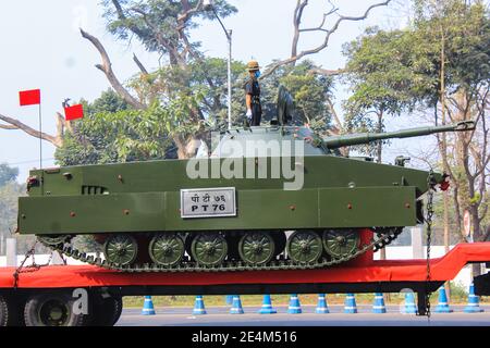 Kalkutta, Indien. Januar 2021. Die indische Armee, die indische Marine, die indische Luftwaffe, die westbengalische Polizei und die kolkata-Polizei nehmen am Sonntag an der Generalparade zum Tag der Republik 2021 in Kolkata Teil. (Foto von Snehasish Bodhak/Pacific Press) Quelle: Pacific Press Media Production Corp./Alamy Live News Stockfoto