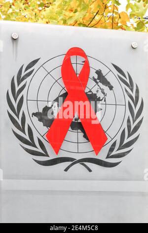 Genf, Schweiz - 1. Oktober 2017: UNAIDS-Logo auf einem Panel. Die Mission von UNAIDS ist es, eine Antwort auf HIV und AIDS zu leiten, zu stärken und zu unterstützen Stockfoto