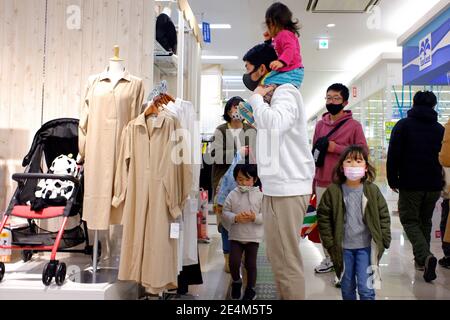 Menschen, die im EON-STIL einkaufen, während sie Gesichtsmasken als vorbeugende Maßnahme gegen die Ausbreitung des Coronavirus tragen (COVID-19). Die Zahl der Todesopfer durch das neuartige Coronavirus in Japan überstieg am Samstag 5,000, da das Land kämpft, um eine dritte Infektionswelle einzudämmen. (Foto von Michele Sawada/Sipa USA) Stockfoto