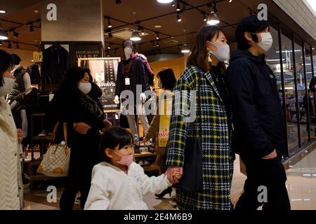 Menschen, die im EON-STIL einkaufen, während sie Gesichtsmasken als vorbeugende Maßnahme gegen die Ausbreitung des Coronavirus tragen (COVID-19). Die Zahl der Todesopfer durch das neuartige Coronavirus in Japan überstieg am Samstag 5,000, da das Land kämpft, um eine dritte Infektionswelle einzudämmen. (Foto von Michele Sawada/Sipa USA) Stockfoto