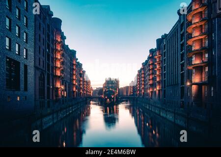 Hamburg - Blick auf das beleuchtete Wasserschloss an der Blauen Stunde, das am 1907 gebaut wurde, Hamburg Speicherstadt, Hamburg, Deutschland, Hamburg, Dezember Stockfoto