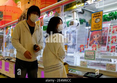 Menschen, die im EON-STIL einkaufen, während sie Gesichtsmasken als vorbeugende Maßnahme gegen die Ausbreitung des Coronavirus tragen (COVID-19). Die Zahl der Todesopfer durch das neuartige Coronavirus in Japan überstieg am Samstag 5,000, da das Land kämpft, um eine dritte Infektionswelle einzudämmen. (Foto von Michele Sawada/Sipa USA) Stockfoto