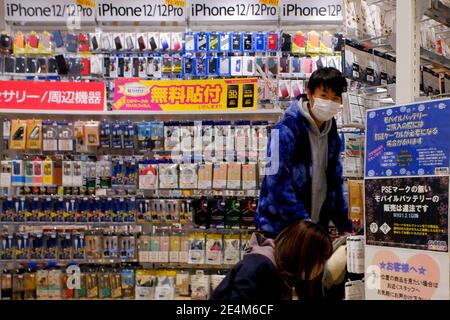 Menschen, die im EON-STIL einkaufen, während sie Gesichtsmasken als vorbeugende Maßnahme gegen die Ausbreitung des Coronavirus tragen (COVID-19). Die Zahl der Todesopfer durch das neuartige Coronavirus in Japan überstieg am Samstag 5,000, da das Land kämpft, um eine dritte Infektionswelle einzudämmen. (Foto von Michele Sawada/Sipa USA) Stockfoto